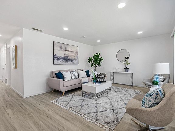 3rd image of 902 Iris Ave