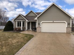 945 Curry Trl, Eagan, MN 55123