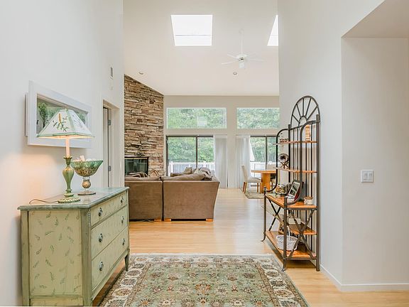 2nd image of 11 Lacebark Ln