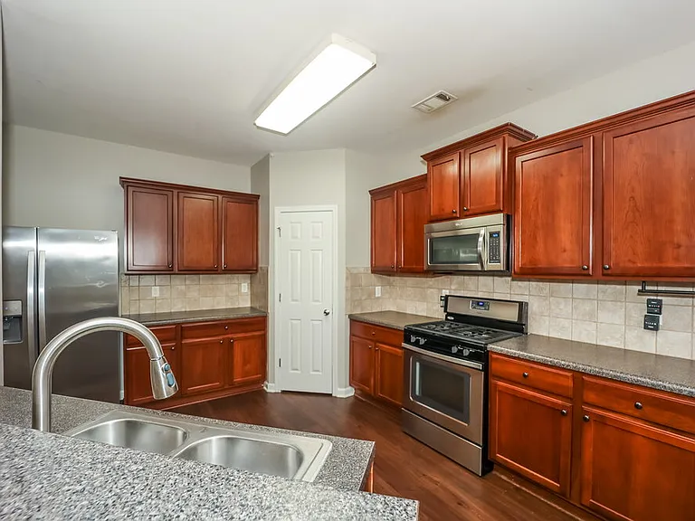 89 Lakeshore Pkwy — Photo 8