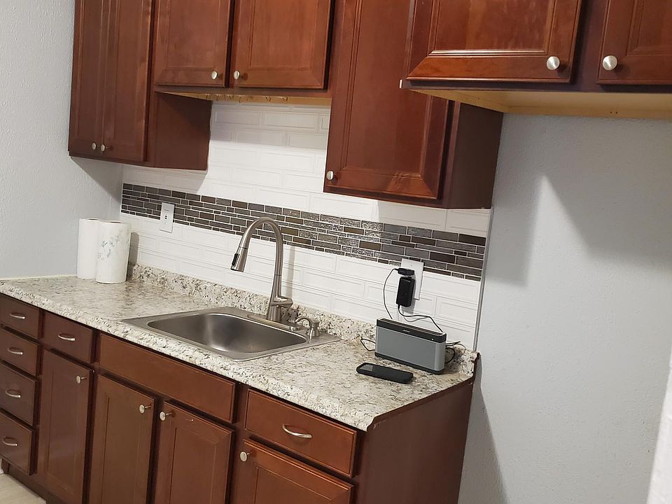 New eat-in kitchen with custom cabinets