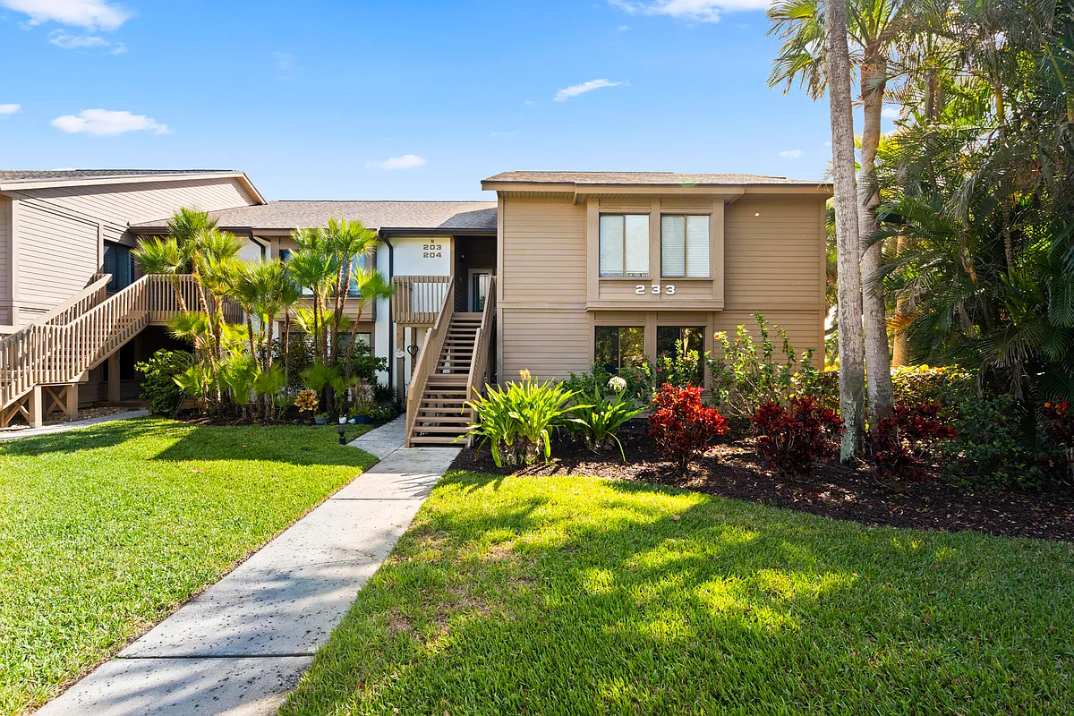 Building Photo - 233 NE Edgewater Dr #104