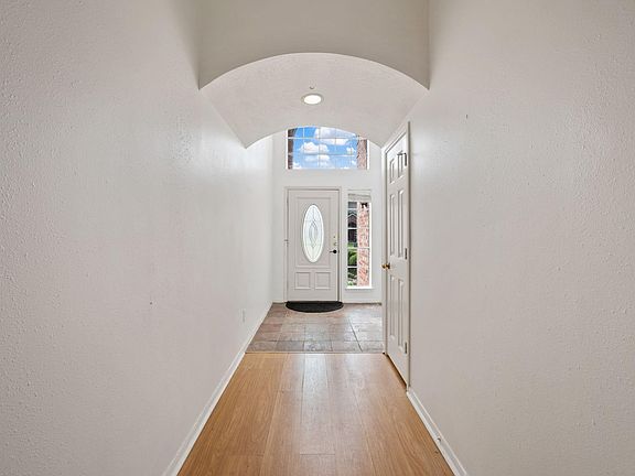3rd image of 26900 Castlecliff Ln