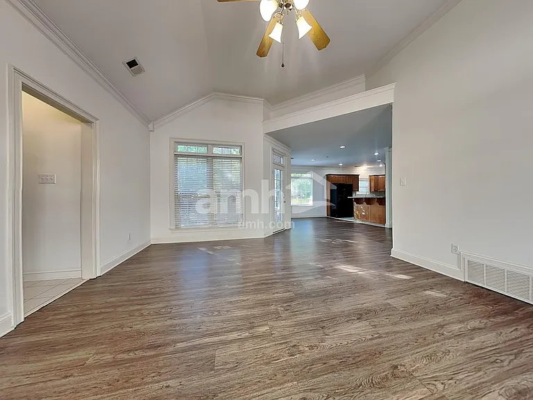 1015 Warwick Pl — Photo 5
