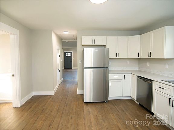 5th image of 156 Eastwood St