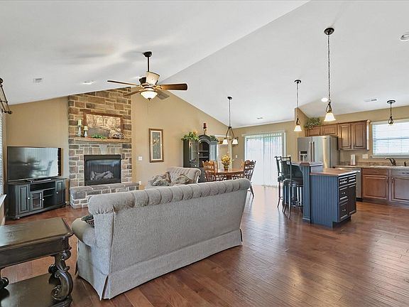 3rd image of 890 Saint Andrews Dr