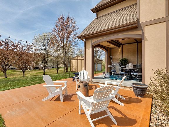 4th image of 3212 NE Briar Creek Pl