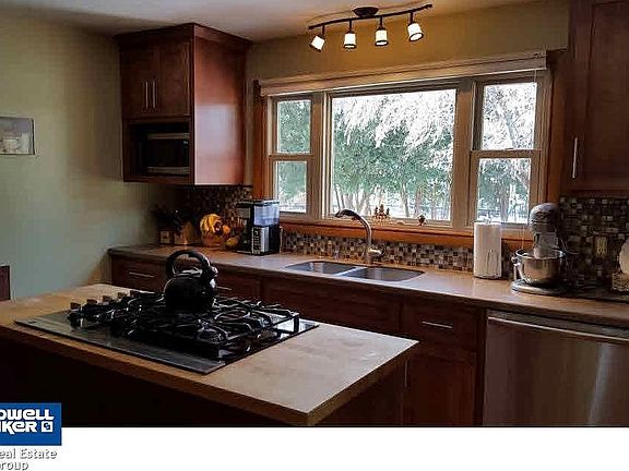 Kitchen w/yard window vie