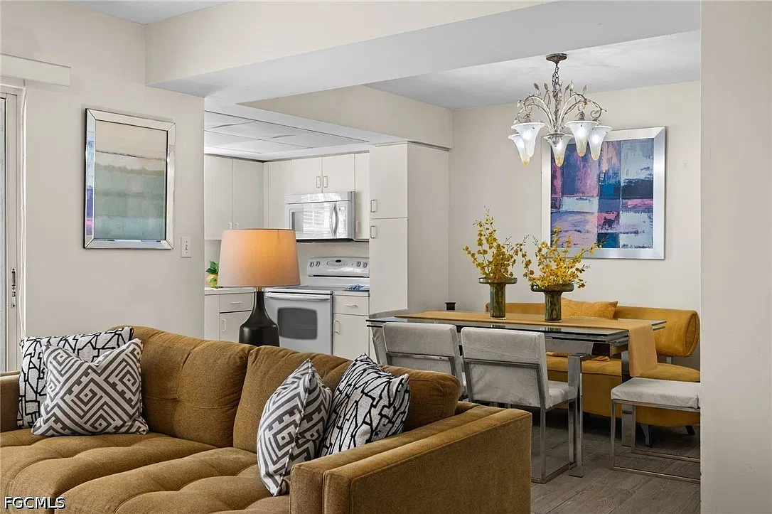 2 bed, 2.0 bath, 985 sqft, $2,200 — Photo 2