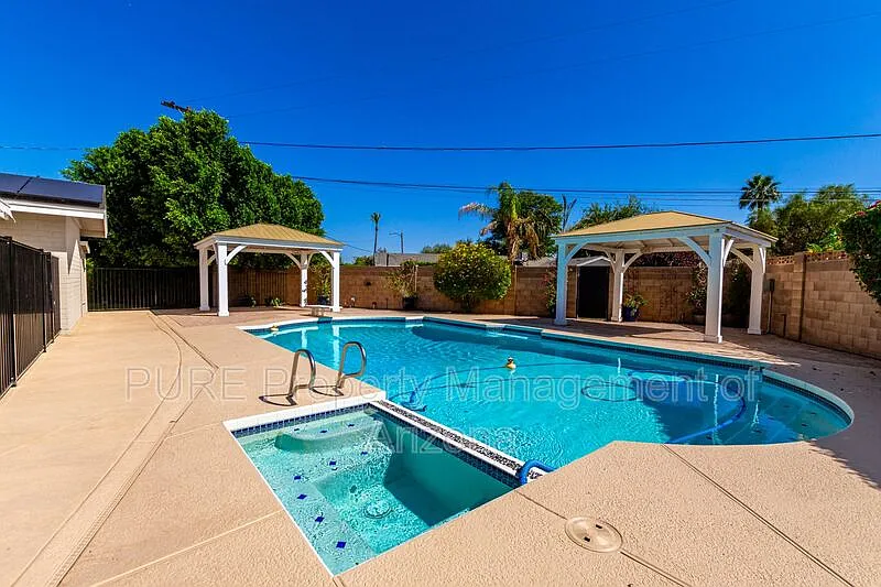 4 bed, 2.0 bath, 2203 sqft, $4,000 — Photo 4