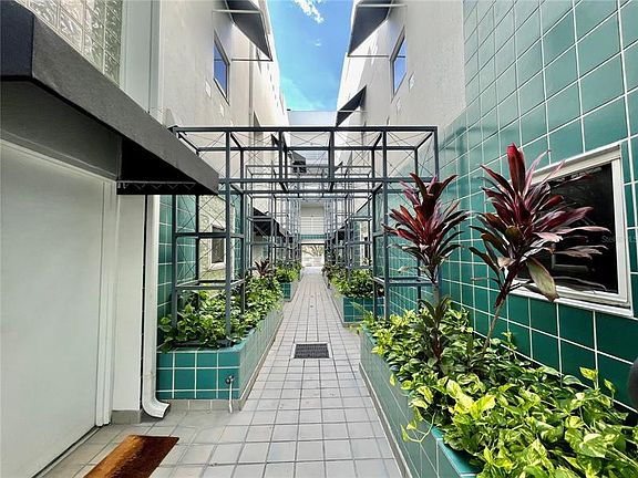 4th image of 4950 Bayshore Blvd APT 10