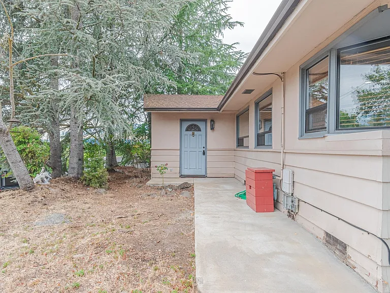 1430 NE Sherman Ln — Photo 5