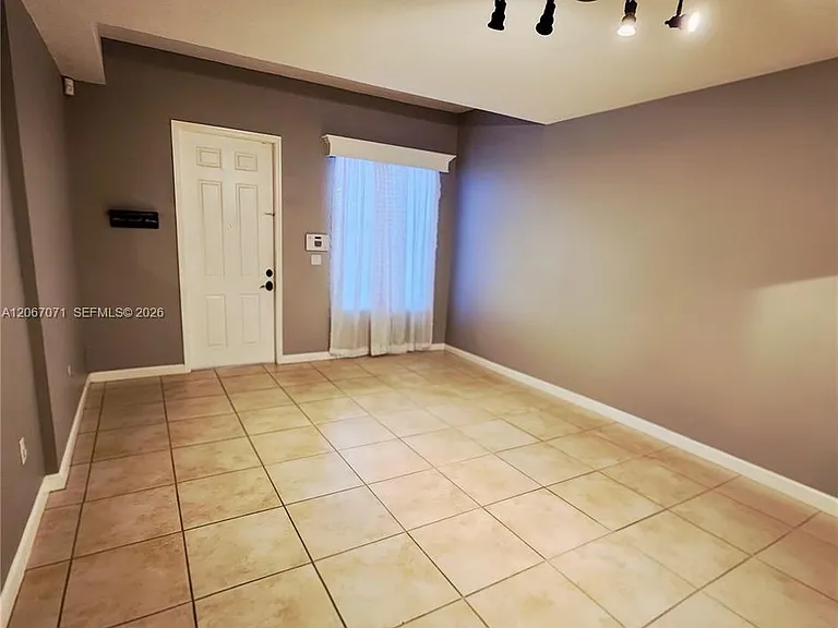 1067 NE 41st Pl — Photo 2