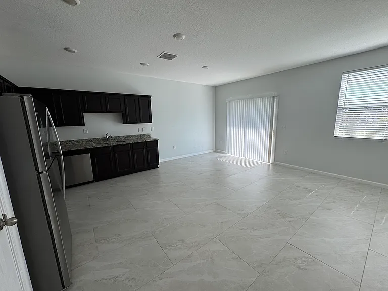 386 Madison Dr — Photo 3
