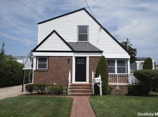 1533 Falmouth Ave, New Hyde Park, NY 11040