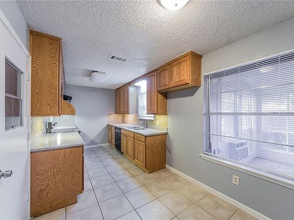 4th image of 2812 Faye Dr