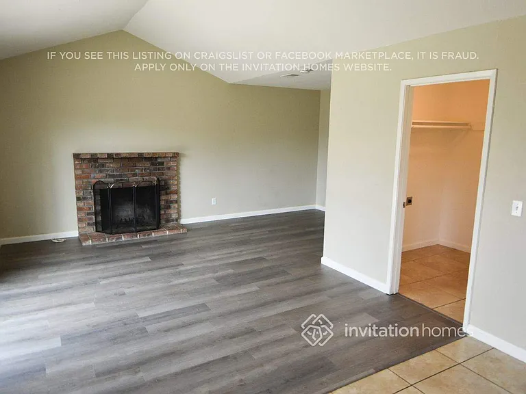 560 E Wigeon Way — Photo 3