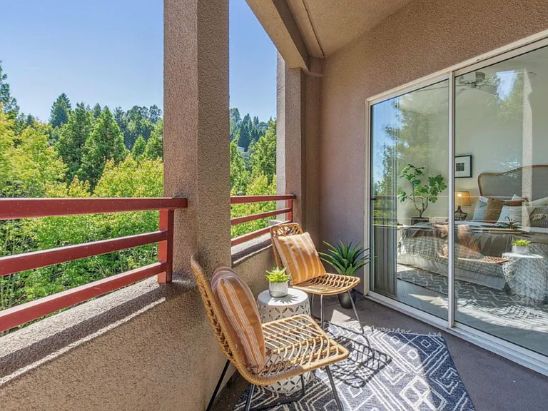 200 Caldecott Ln — Photo 10