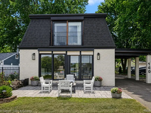 160 E Shore Dr, Whitmore Lake, MI 48189