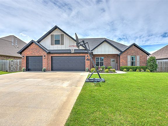 2nd image of 407 Tartaglia Ave