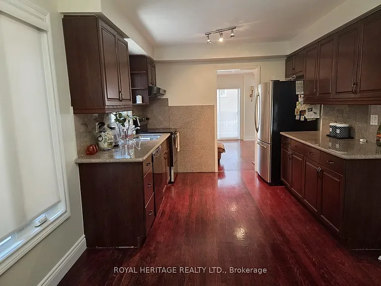 59 Hewitt Cres — Photo 3