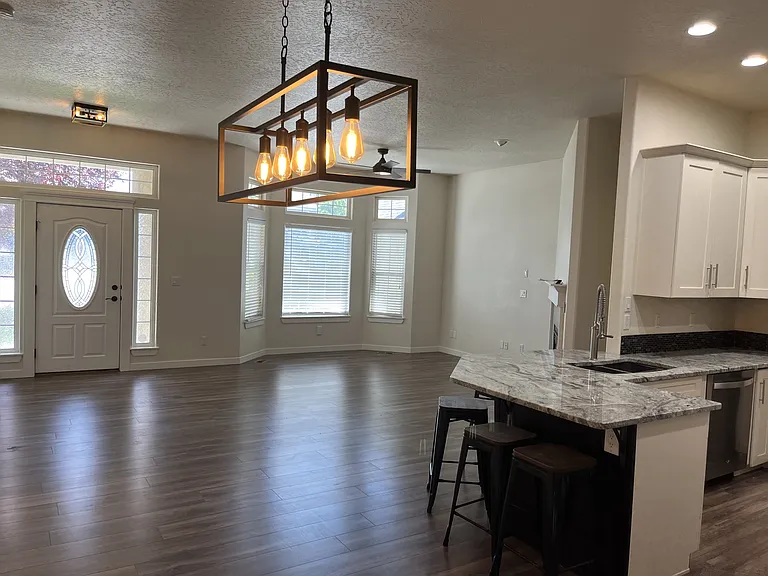 1820 W Camelot Dr — Photo 8