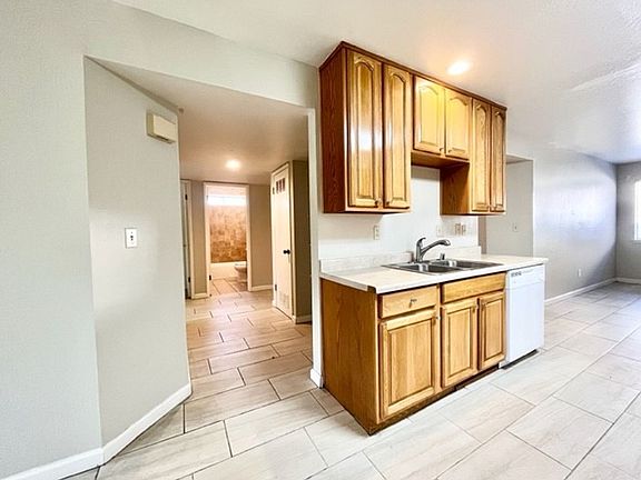 4th image of 390 Ash St #1e31c1436