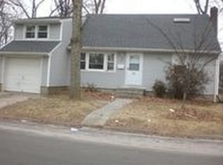 65 Hale Rd, North Babylon, NY 11703