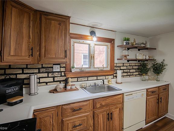 3rd image of 1528 Stepney St