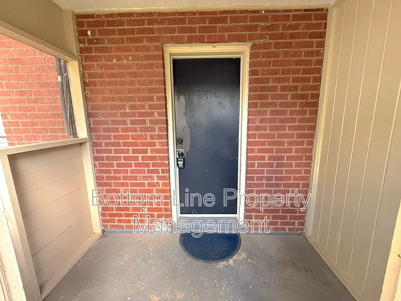 1720 Garden Ter — Photo 2