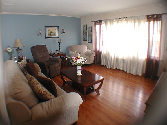 5th image of 129 Margaret Dr