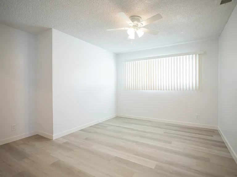11801 Rexford Rd — Photo 19