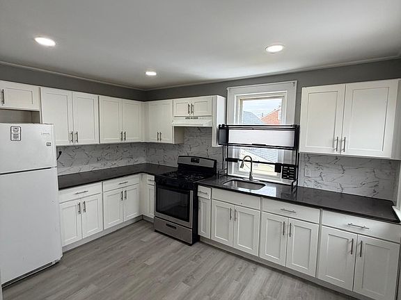 4th image of 209 W 15th St #B