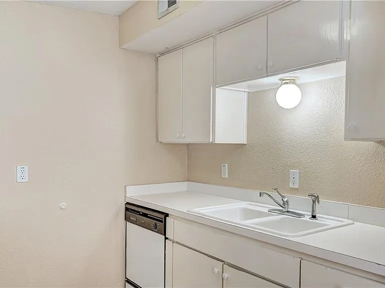 2408 Longview St #208 — Photo 7