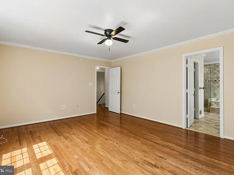 820 Chatsworth Dr — Photo 9