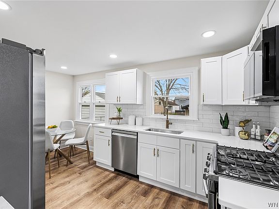 3rd image of 142 E Grand Blvd