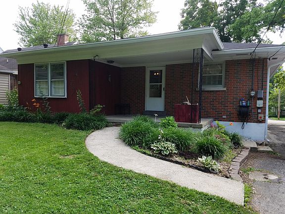 Rear entry features great spot to enjoy your morning coffee or to relax looking out into the yard.