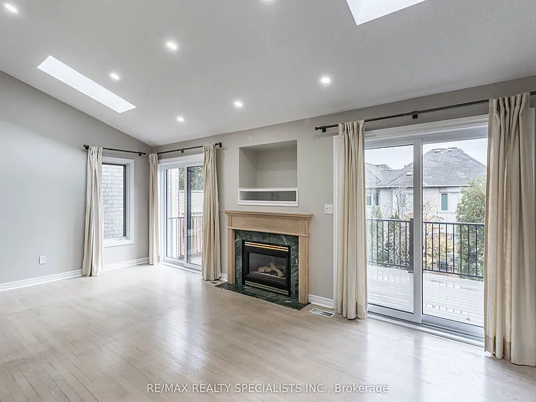 2115 Pinevalley Cres — Photo 16