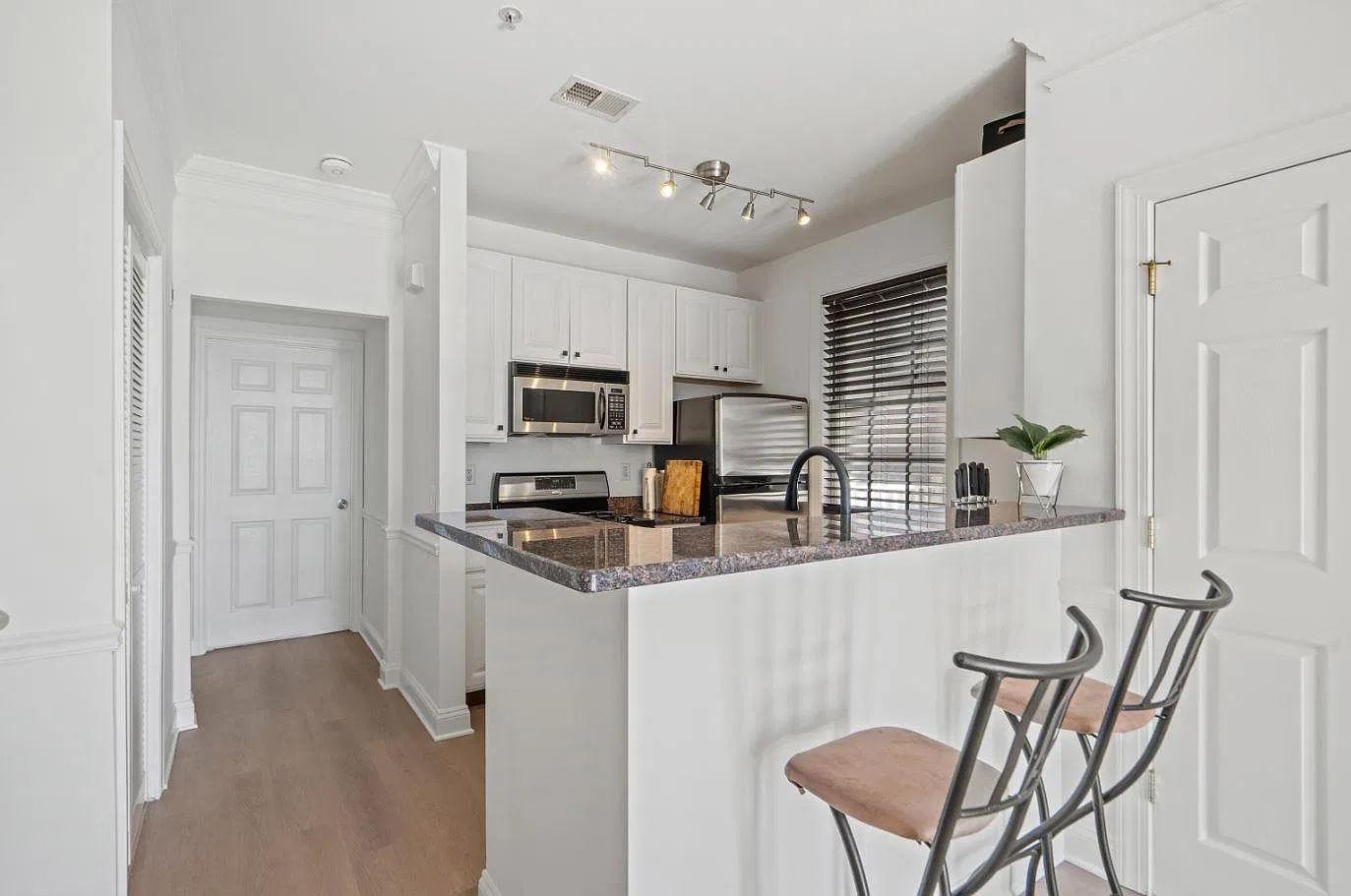 1 bed, 1.0 bath, 636 sqft, $2,400 — Photo 4