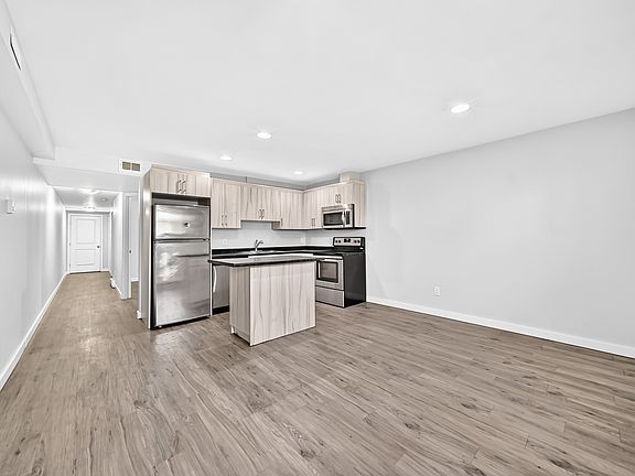 4th image of 1530 Logan Ave