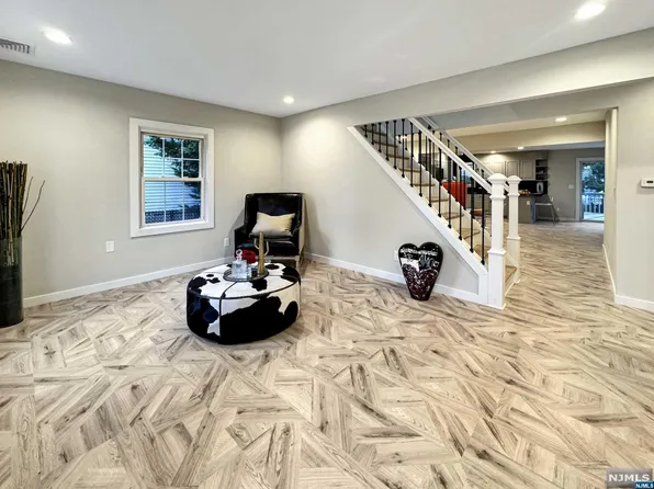 571 Willow Ave, Saddle Brook, NJ 07663