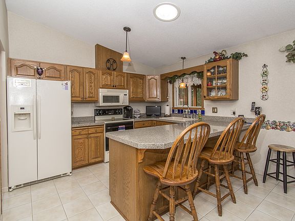 2nd image of 390 Hawes Ave