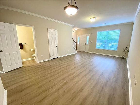 4th image of 370 Pine Hill Pl