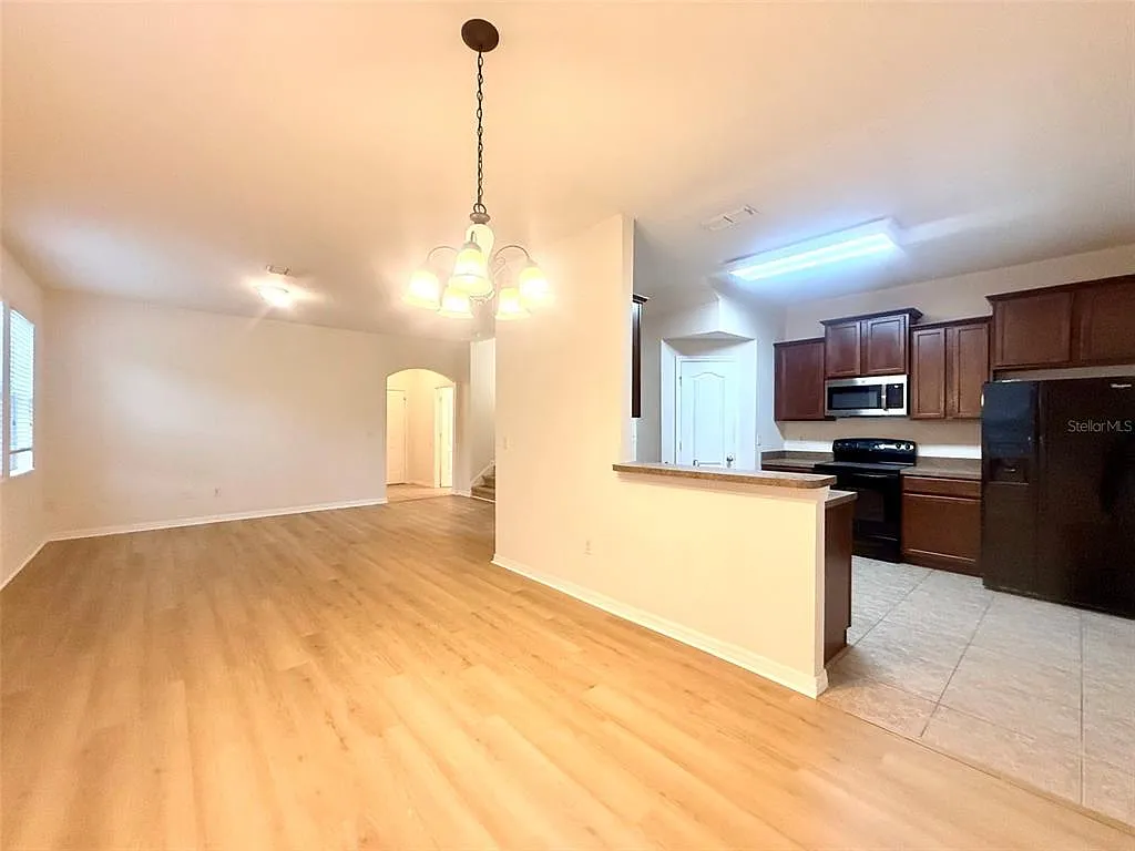 3 bed, 2.5 bath, 1942 sqft, $2,500 — Photo 3