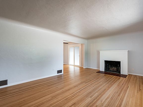 5th image of 412 Wellesley Dr SE