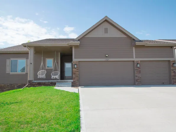 1927 Mayflower Rd, Bellevue, NE 68123