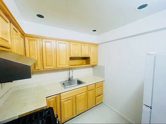 2nd image of 29 Bay 38 St APT 2