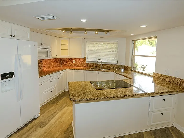 5654 Eichen Cir W — Photo 6