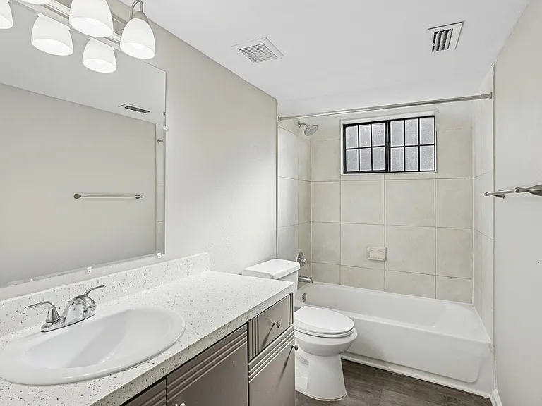 Brentwood Apartments — Photo 24