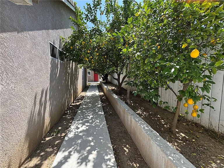 5032 Serrania Ave — Photo 20